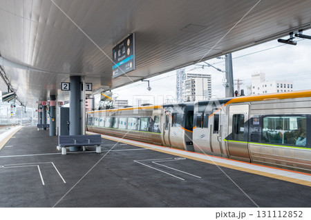 【松山駅】高架化した駅を発車する特急しおかぜ・いしづち 131112852