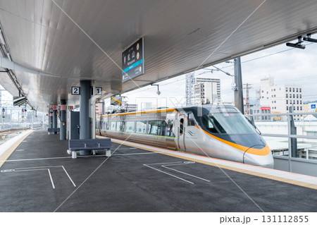 【松山駅】高架化した駅を発車する特急しおかぜ・いしづち 【松山駅】高架化した駅を発車する特急しおかぜ・いしづち 131112855