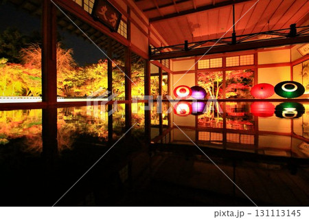 美しく鏡面に設えられた床… 秋夜の絶景・映り込む紅葉 131113145