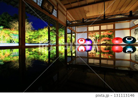 美しく鏡面に設えられた床… 秋夜の絶景・映り込む紅葉 131113146