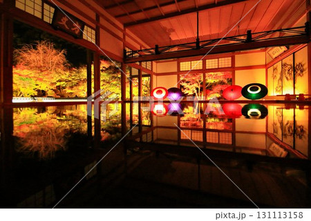 美しく鏡面に設えられた床… 秋夜の絶景・映り込む紅葉 131113158