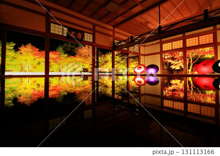 美しく鏡面に設えられた床… 秋夜の絶景・映り込む紅葉 美しく鏡面に設えられた床… 秋夜の絶景・映り込む紅葉 131113166