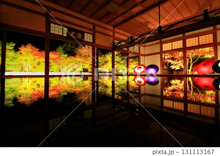 美しく鏡面に設えられた床… 秋夜の絶景・映り込む紅葉 131113167