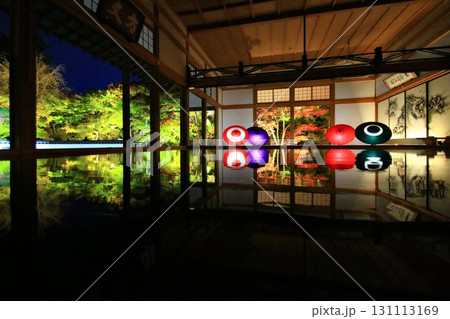 美しく鏡面に設えられた床… 秋夜の絶景・映り込む紅葉 131113169