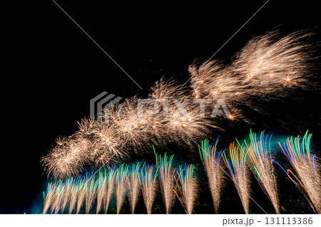 銀の滝と虹の炎が夜空を流れる 銀の滝と虹の炎が夜空を流れる 131113386