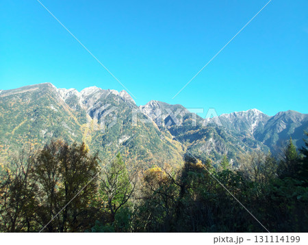 秋の山肌と青空 秋の山肌と青空 131114199