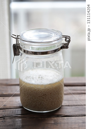 混ぜたばかりの泡立ち始めた乾燥麹の自家製塩麹 混ぜたばかりの泡立ち始めた乾燥麹の自家製塩麹 131114204