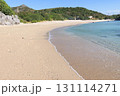 朝、誰もいない静かな砂浜 131114271
