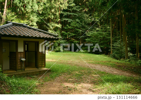 高鳥谷神社の駐車場とトイレ 131114666
