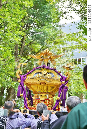 新宿十二社熊野神社例大祭の宮出し　東京 131114941