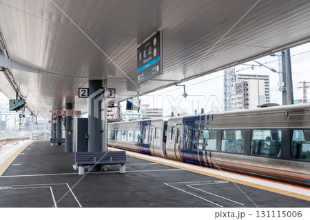 【松山駅】高架化した駅を発車する特急しおかぜ・いしづち 131115006