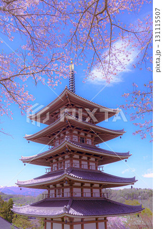 天空に咲く桜と五重塔 131115507