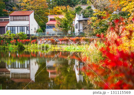 【長野県】雲場池の紅葉　湖面に映り込む秋 131115569