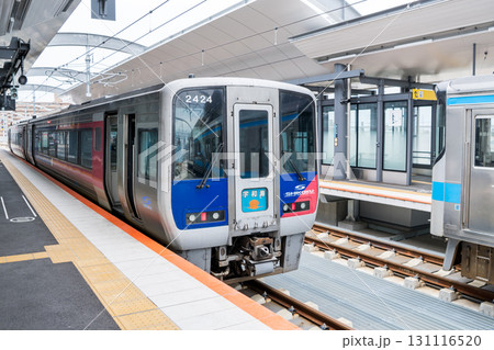 【松山駅】高架化した駅に停車する特急宇和海 131116520
