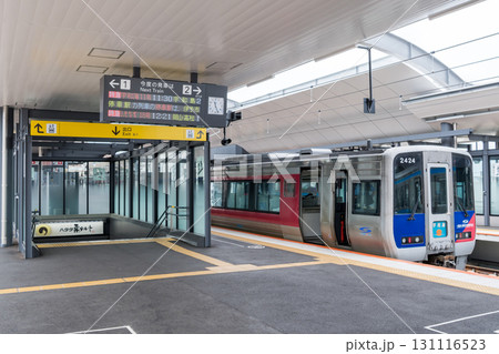【松山駅】高架化した駅に停車する特急宇和海 【松山駅】高架化した駅に停車する特急宇和海 131116523