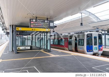 【松山駅】高架化した駅に停車する特急宇和海 【松山駅】高架化した駅に停車する特急宇和海 131116525