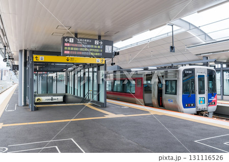 【松山駅】高架化した駅に停車する特急宇和海 【松山駅】高架化した駅に停車する特急宇和海 131116526