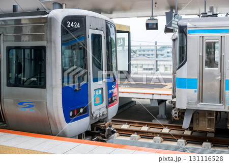 【松山駅】高架化した駅に停車する特急宇和海 【松山駅】高架化した駅に停車する特急宇和海 131116528