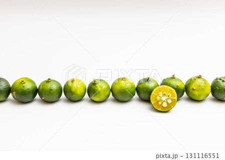 小さな柑橘シークワサー　たくさんのシークワーサーの素材写真 131116551