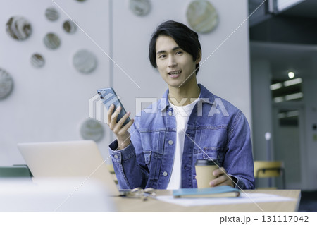 オフィス内のカフェでノートパソコンを操作する若い男性 撮影協力:スカパー東京メディアセンター オフィス内のカフェでノートパソコンを操作する若い男性 撮影協力:スカパー東京メディアセンター 131117042