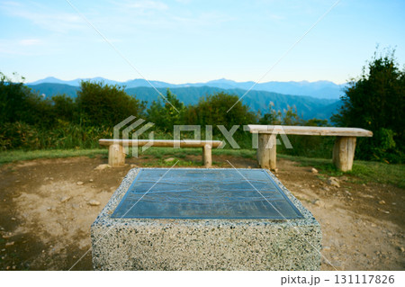 陣馬形山の山頂 陣馬形山の山頂 131117826