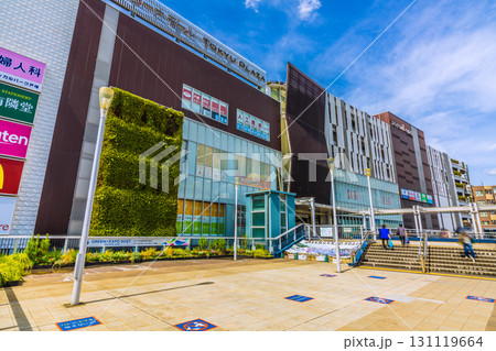 日本の横浜都市景観ハトにエサを与えないで！。戸塚駅の西口駅前デッキから東急プラザなどを望む 131119664