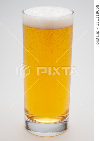 トールグラスに入ったビール トールグラスに入ったビール 131119668