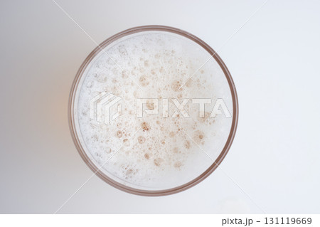 上から見たグラスビールの泡 131119669