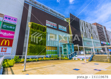 日本の横浜都市景観ハトにエサを与えないで！。戸塚駅の西口駅前デッキから東急プラザなどを望む 131119678