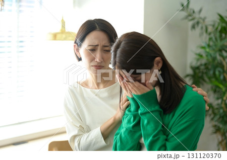 泣く女性と慰める日本人女性 131120370