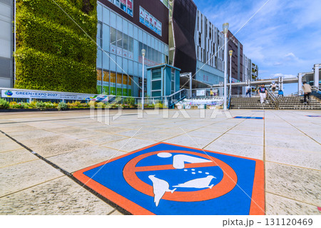 日本の横浜都市景観ハトにエサを与えないで！。戸塚駅の西口駅前デッキから東急プラザなどを望む 131120469