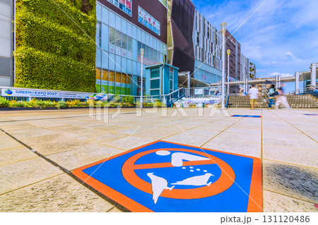 日本の横浜都市景観ハトにエサを与えないで！。戸塚駅の西口駅前デッキから東急プラザなどを望む 131120486