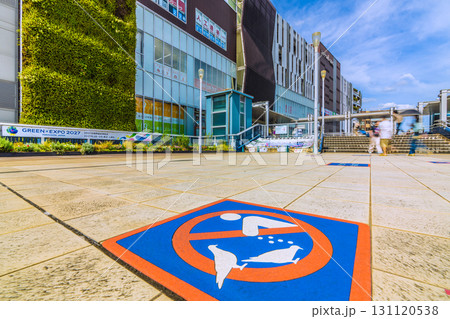 日本の横浜都市景観ハトにエサを与えないで！。戸塚駅の西口駅前デッキから東急プラザなどを望む 131120538