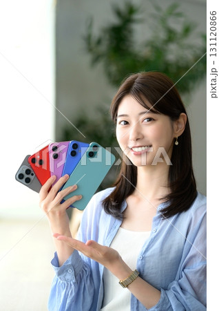 複数のスマホを持つ女性 複数のスマホを持つ女性 131120866