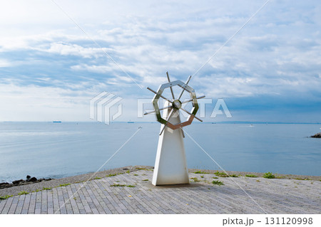 いかりデッキと東京湾 131120998