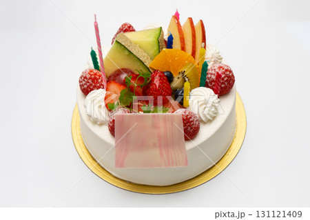 フルーツが沢山乗った誕生日ケーキ フルーツが沢山乗った誕生日ケーキ 131121409