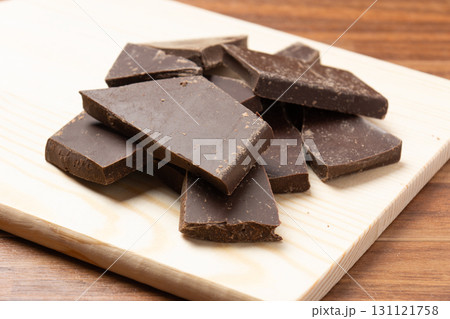 カッティングボードの上の割れたチョコレート カッティングボードの上の割れたチョコレート 131121758
