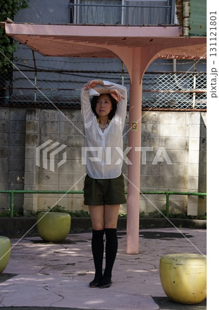 公園で遊ぶ長身美女 公園で遊ぶ長身美女 131121801