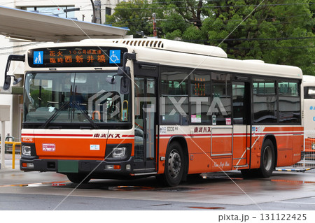 西新井大師前に停車中の東武バス（足立の花火に伴う臨時バス） 131122425