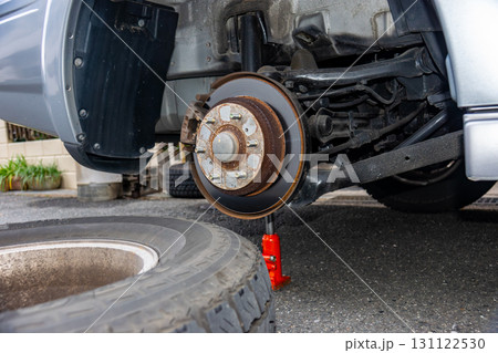 SUVをジャッキアップして夏タイヤを取り外したところ 131122530