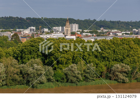 the city of bordeaux at the garonne river 131124079