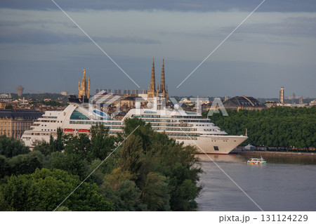 the garonne river and the city of Bordeaux 131124229
