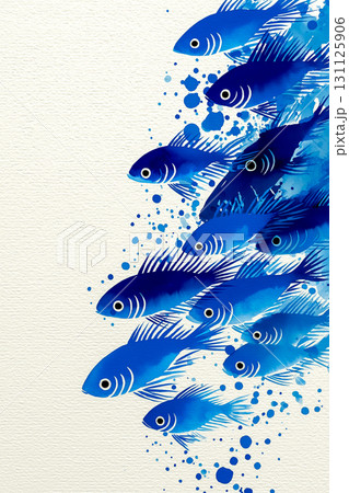 水彩で描いた青いイワシの群れ、白背景に泳ぐブルーの魚たち 131125906