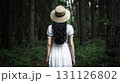 森の中にたたずむ白い服の女性 131126802