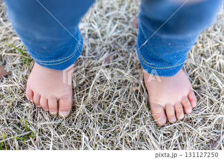 小さな素足の子供の足 小さな素足の子供の足 131127250