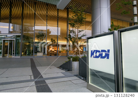 KDDI　ケーディーディーアイ　高輪ゲートウェイシティに移転した新本社（東京都港区港南） 131128240
