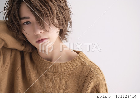 ニットを着たイケメン男性・ファッション・ヘアスタイル 131128414