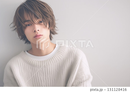 ニットを着たイケメン男性・ファッション・ヘアスタイル 131128416