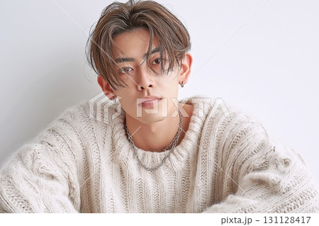 ニットを着たイケメン男性・ファッション・ヘアスタイル 131128417