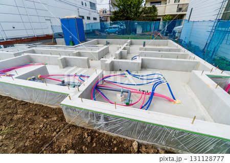 新築住宅の基礎工事 131128777